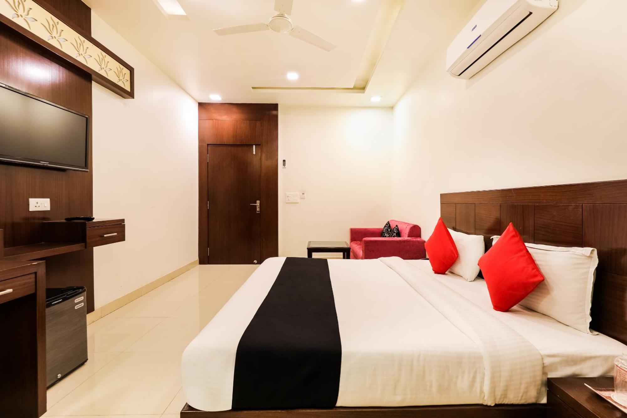 Super Townhouse Lalghati Near Airport Bhopal Eksteriør billede