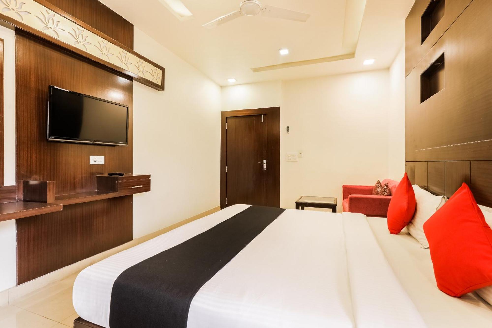 Super Townhouse Lalghati Near Airport Bhopal Eksteriør billede