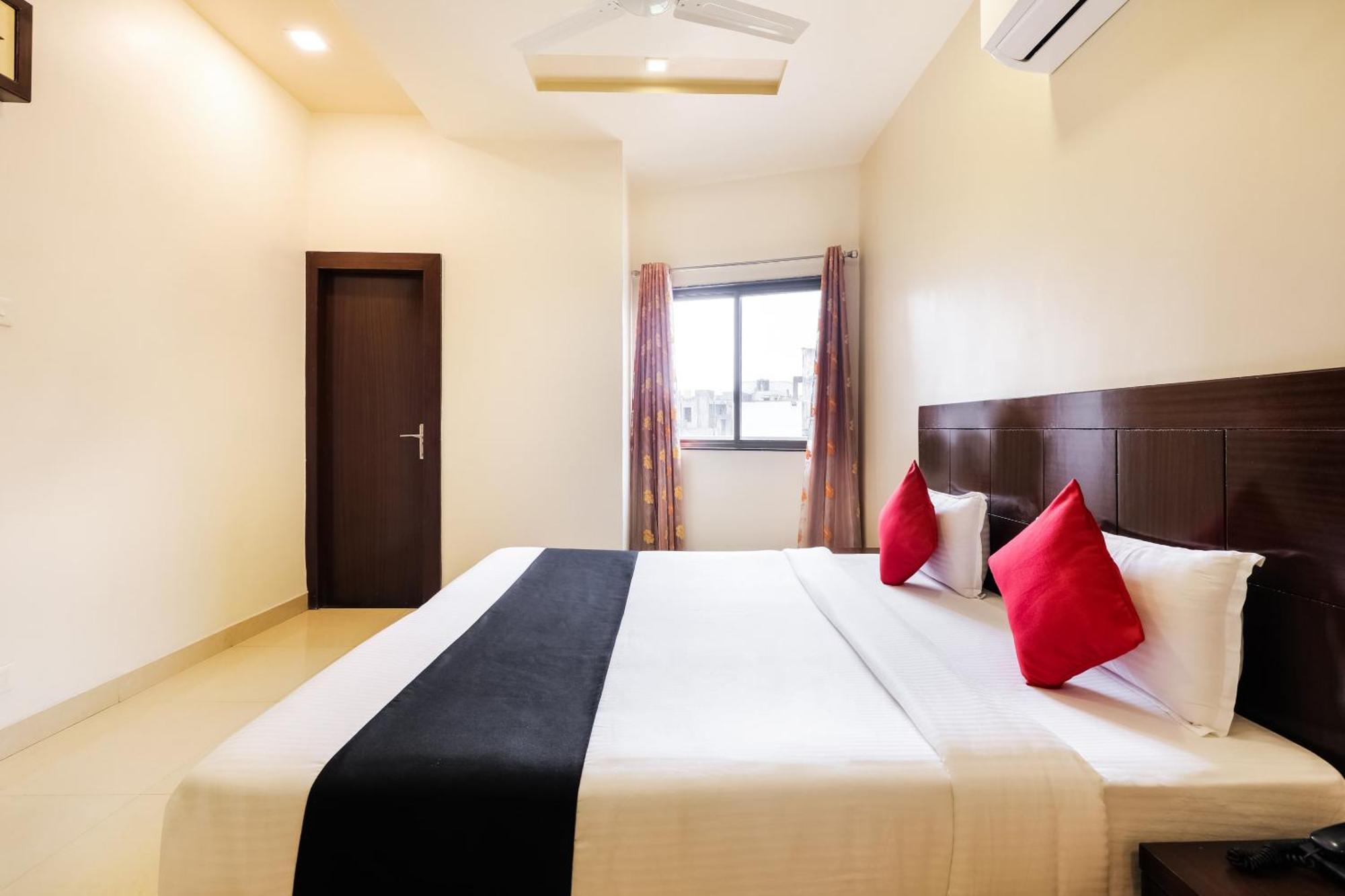 Super Townhouse Lalghati Near Airport Bhopal Eksteriør billede