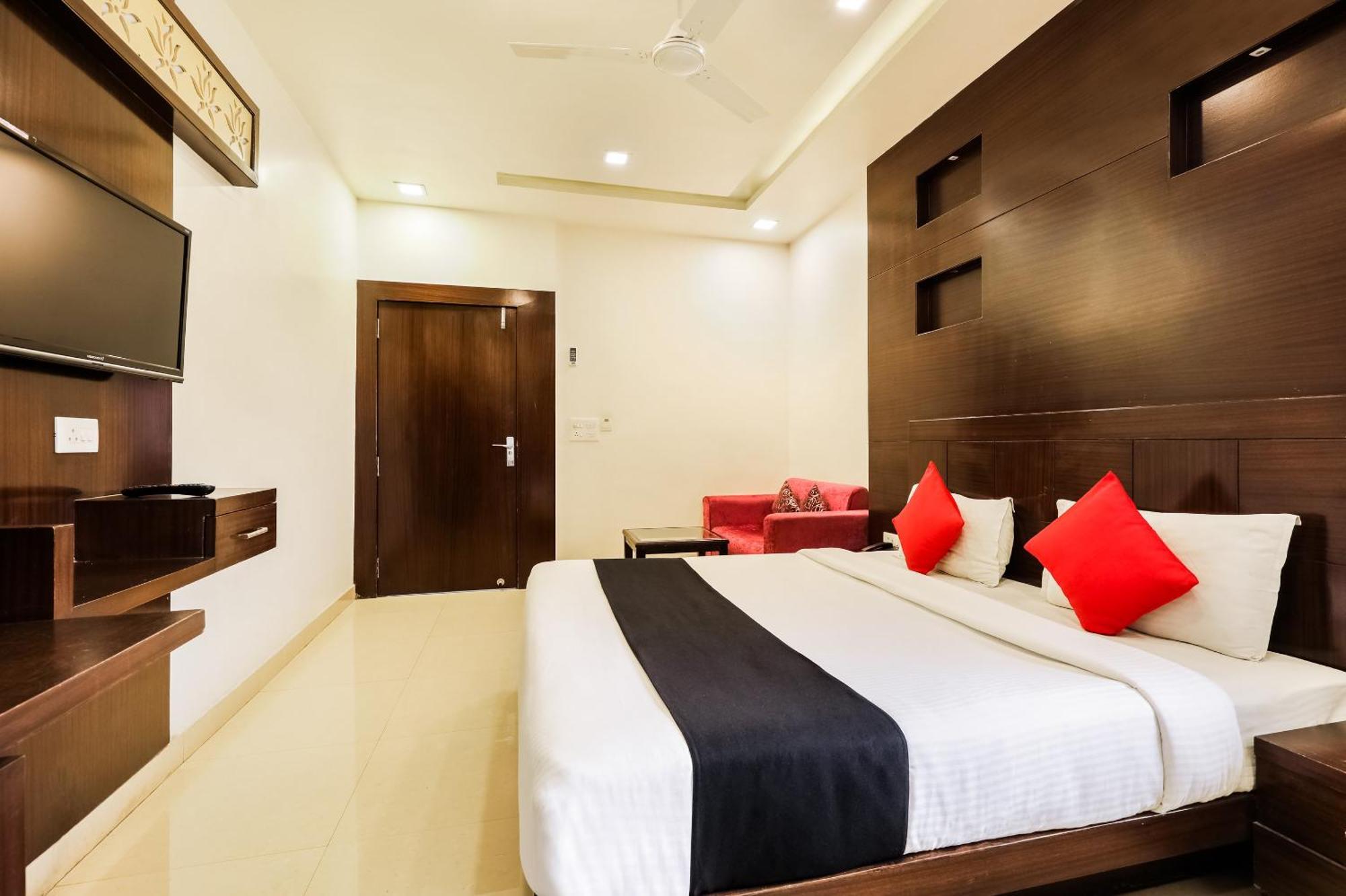 Super Townhouse Lalghati Near Airport Bhopal Eksteriør billede