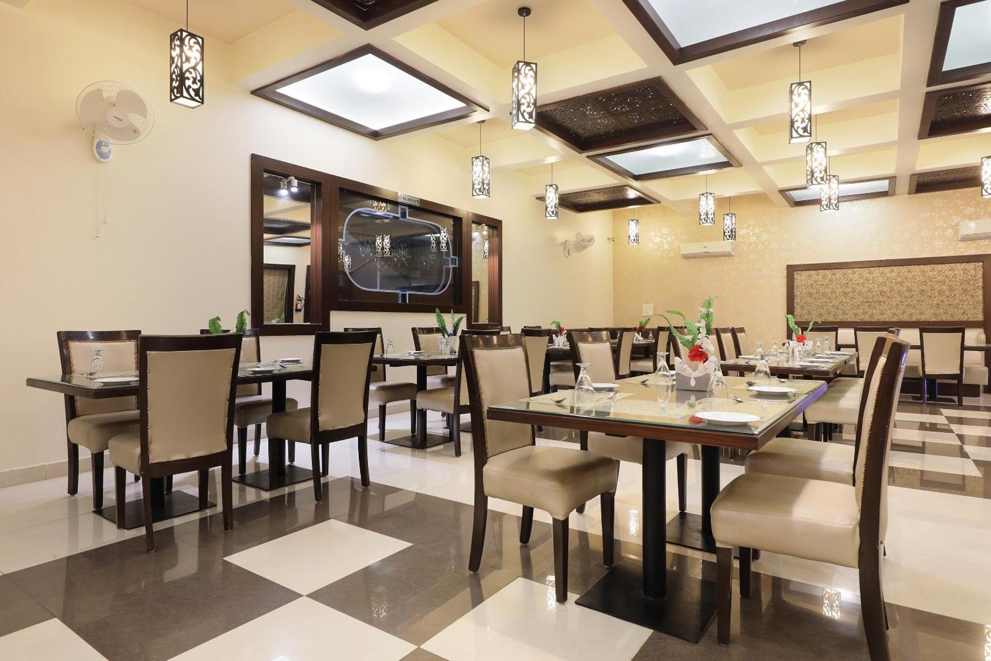 Super Townhouse Lalghati Near Airport Bhopal Eksteriør billede
