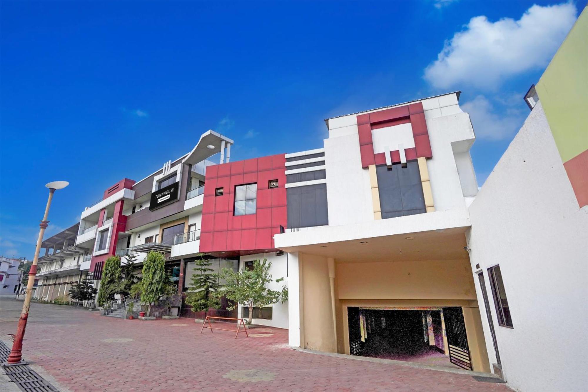 Super Townhouse Lalghati Near Airport Bhopal Eksteriør billede