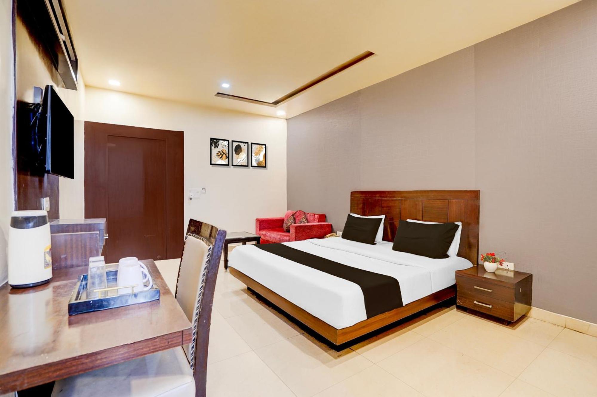 Super Townhouse Lalghati Near Airport Bhopal Eksteriør billede