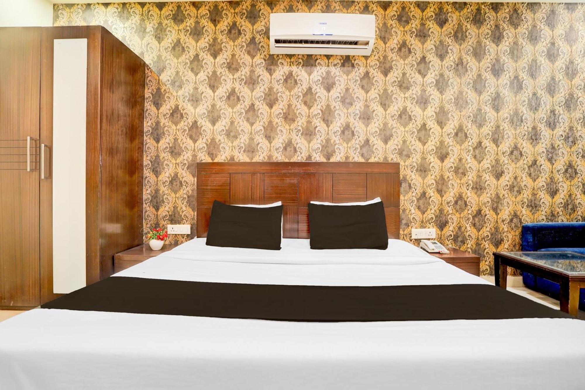 Super Townhouse Lalghati Near Airport Bhopal Eksteriør billede