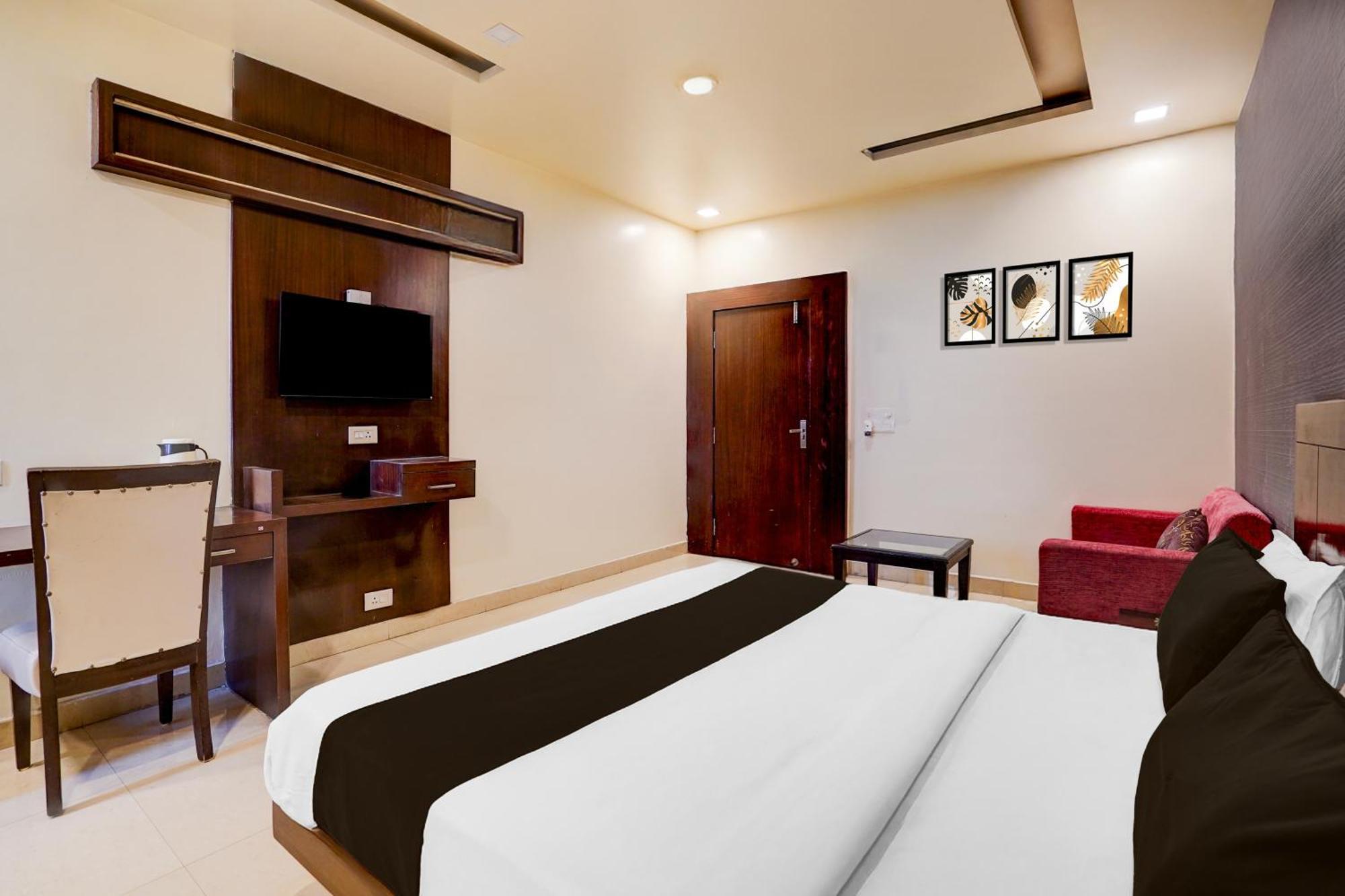Super Townhouse Lalghati Near Airport Bhopal Eksteriør billede
