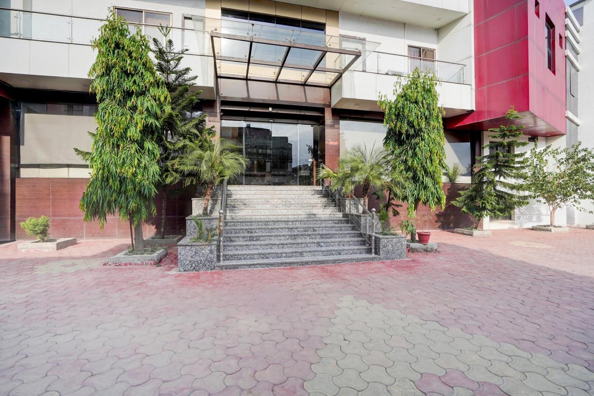 Super Townhouse Lalghati Near Airport Bhopal Eksteriør billede